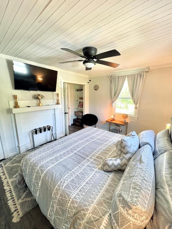 Giggling Creek Cottage - Bedjet! King Sized! Gazebo, 45 Acres, Arcades, Nintendo, More Henry Dış mekan fotoğraf